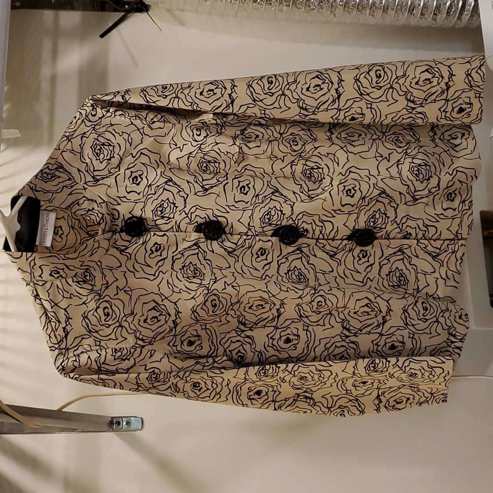 Drapers & Damon's long-sleeve dress coat. Floral